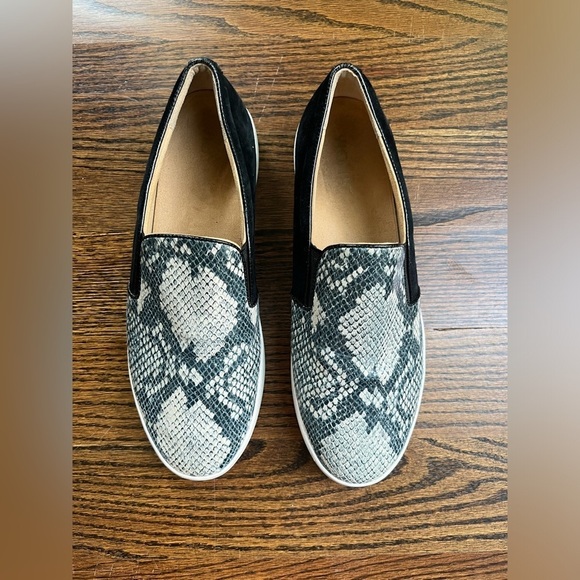 Vionic Women's Loafers Shoes Size 10 Suede Black Snake Print - Picture 1 of 12